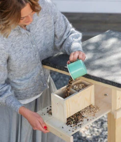 Dehner Natura Futterhaus Karwendel, Geflammt, Inkl. Ständer, Ca. B84,3/H127,2/T84,3 Cm -Natur Garten Verkauf 6622872 6622898 6622906 6622922 WE MO 004 NVHRofanKarwendel 1