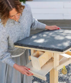 Dehner Natura Futterhaus Karwendel, Natur, Inkl. Ständer, Ca. B84,3/H127,2/T84,3 Cm -Natur Garten Verkauf 6622872 6622898 6622906 6622922 WE MO 008 NVHRofanKarwendel