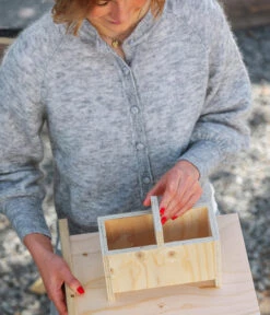 Dehner Natura Futterhaus Karwendel, Geflammt, Inkl. Ständer, Ca. B84,3/H127,2/T84,3 Cm -Natur Garten Verkauf 6622872 6622898 6622906 6622922 WE MO 009 NVHRofanKarwendel