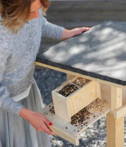 Dehner Natura Futterhaus Karwendel, Geflammt, Inkl. Ständer, Ca. B84,3/H127,2/T84,3 Cm -Natur Garten Verkauf 6622872 6622898 6622906 6622922 WE MO 011 NVHRofanKarwendel