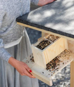 Dehner Natura Futterhaus Karwendel, Natur, Inkl. Ständer, Ca. B84,3/H127,2/T84,3 Cm -Natur Garten Verkauf 6622872 6622898 6622906 6622922 WE MO 012 NVHRofanKarwendel